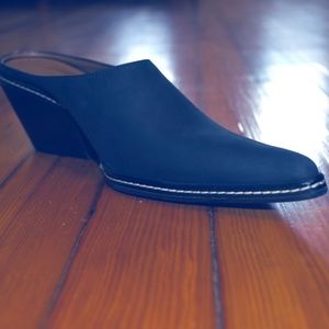 Donald J. Pliner "Jessi" Mules